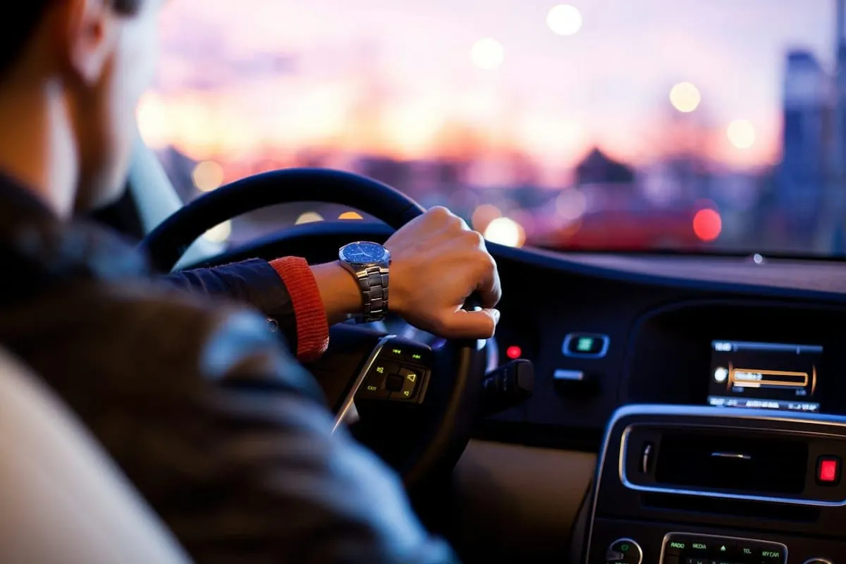 Jovem motorista ao volante com segurança e atenção ao trânsito urbano