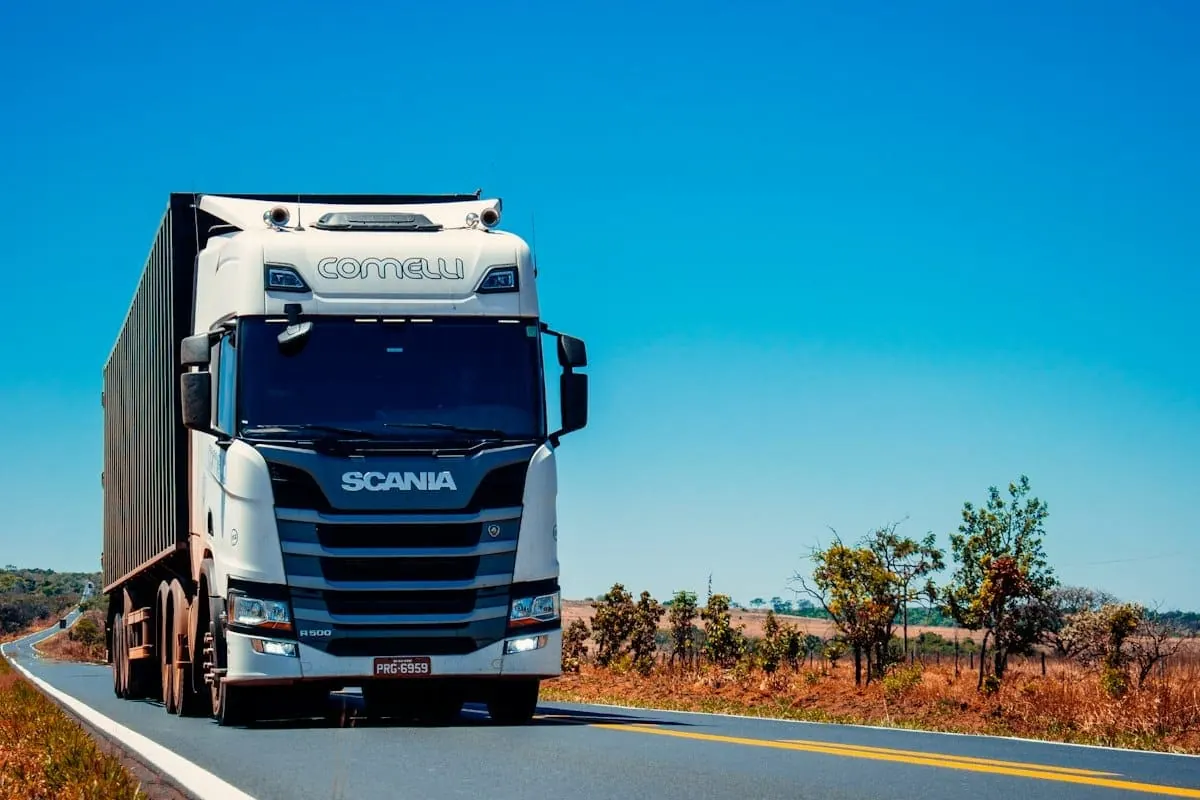 Caminhão de transporte pesado em rodovia com proteção de seguro e assistência pesada 24h