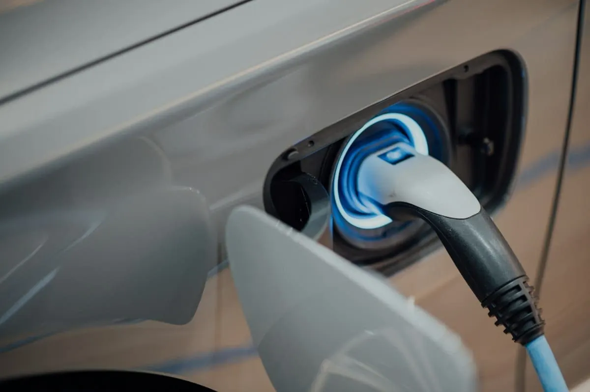 Carro elétrico moderno conectado à estação de recarga ultrarrápida