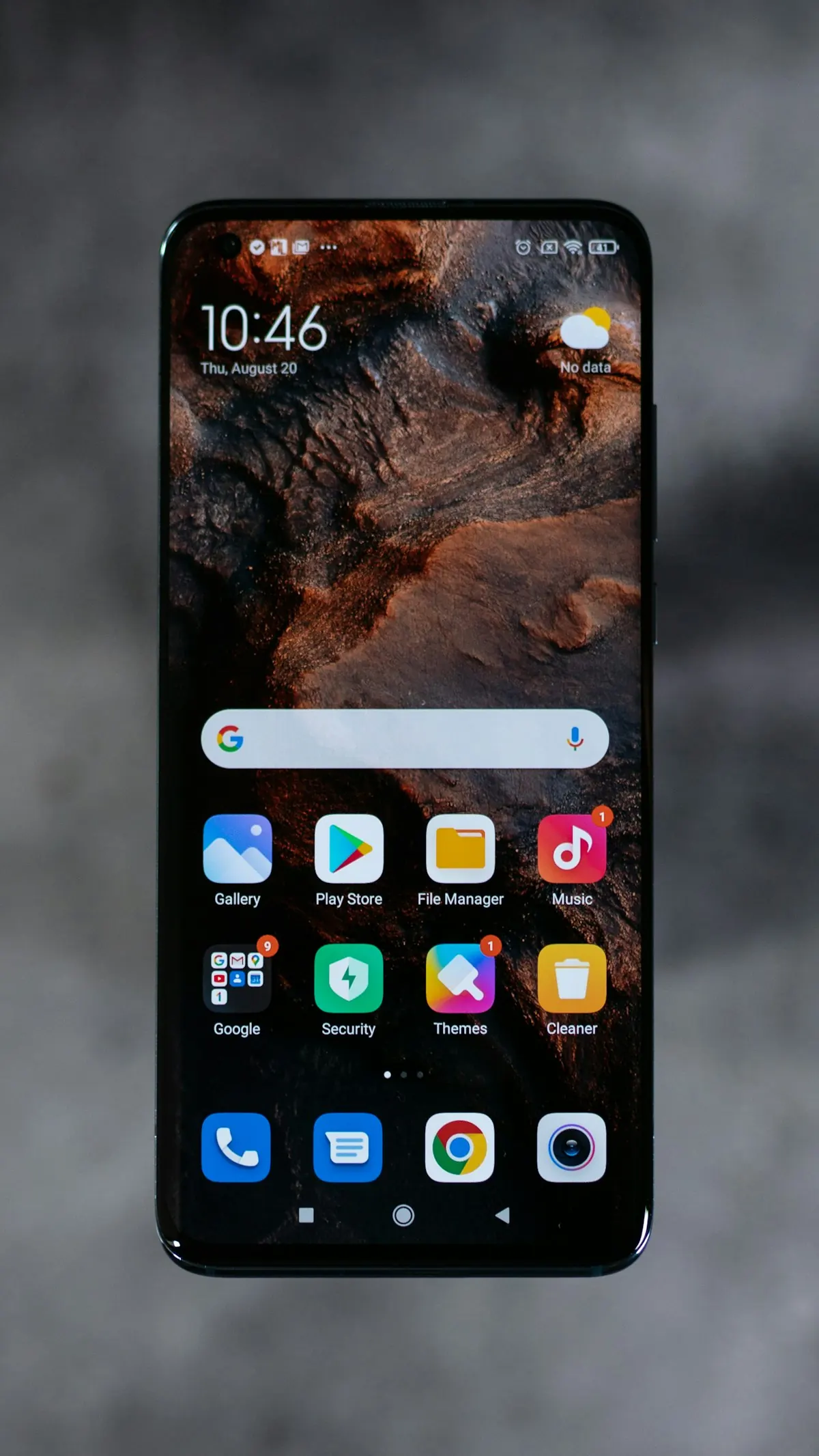 Smartphone premium de alta tecnologia sobre mesa moderna representando a escolha entre seguro de furto e garantia estendida