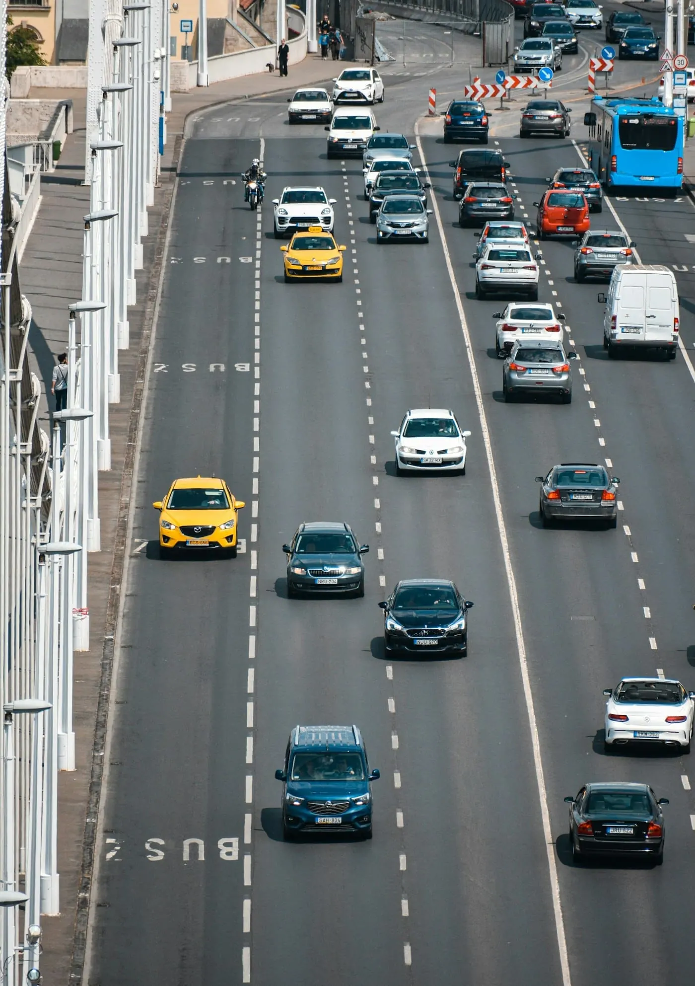 Veículos modernos trafegando em rodovia comparando coberturas de Porto Seguro, Azul e Suhai