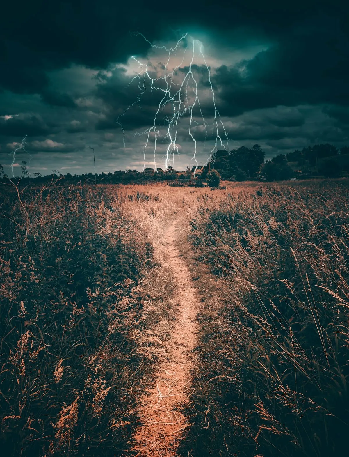 Céu com relâmpagos e descargas atmosféricas em tempestade representando risco elétrico em residências