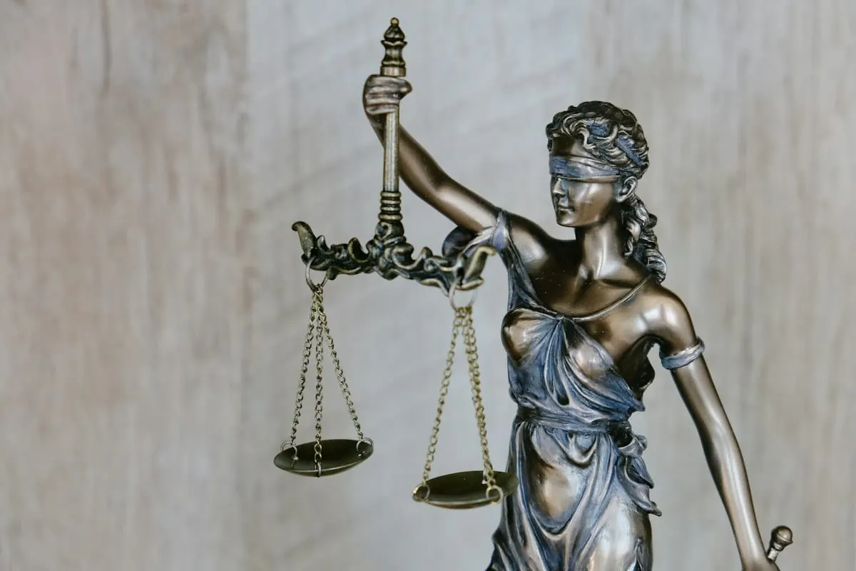 Balança da justiça e contratos jurídicos representando o seguro garantia contratual e judicial regulamentado pela SUSEP
