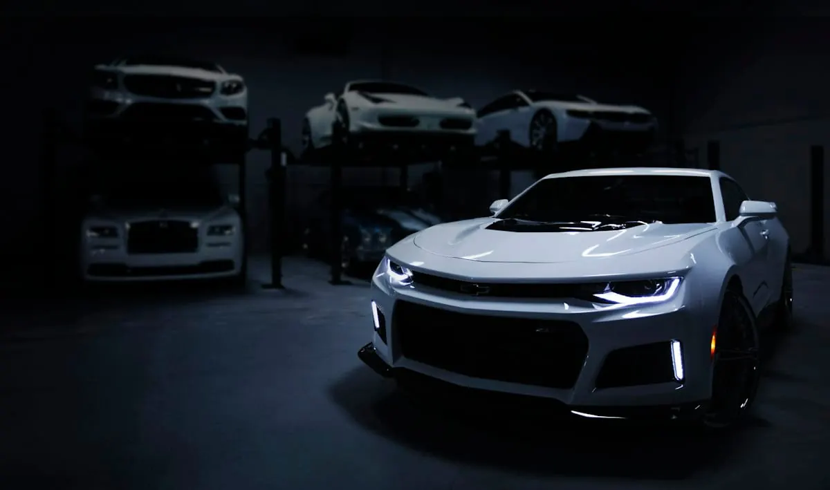 Carros modernos em rodovia representando comparativo técnico multisseguradoras entre HDI, Tokio Marine e Allianz
