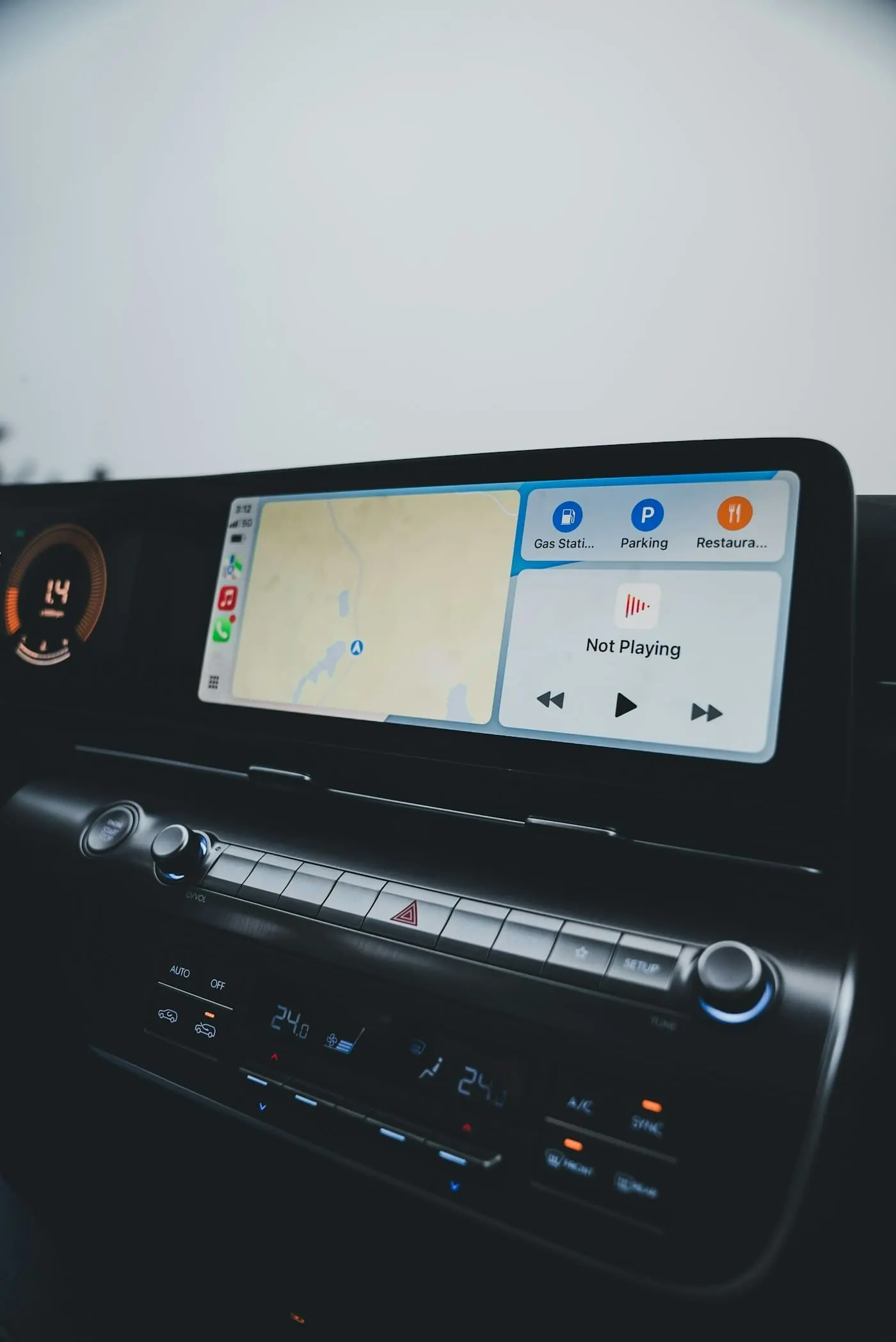 Smartphone com aplicativo de navegação GPS no painel de motorista por aplicativo Uber e 99