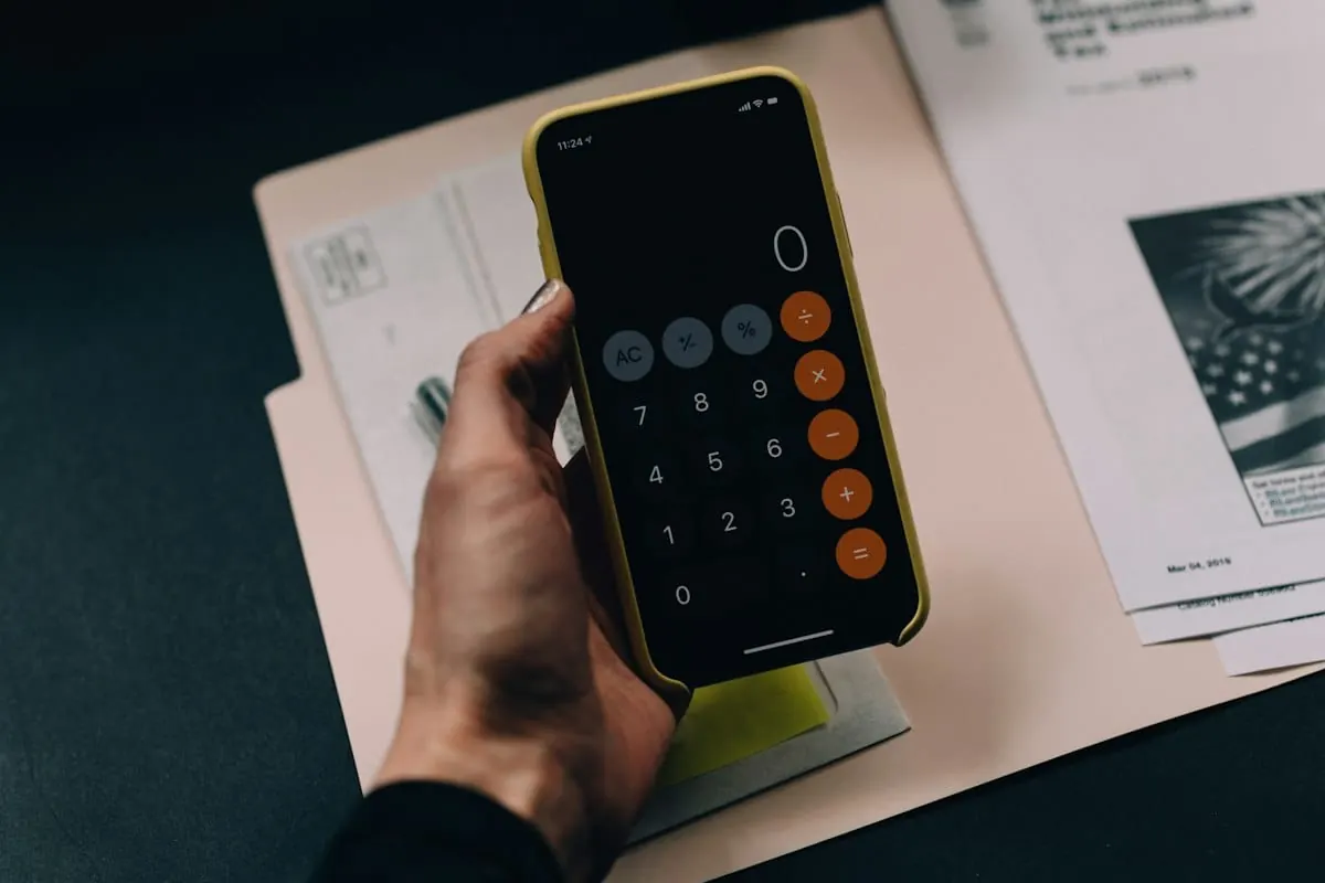 Planejamento financeiro de longo prazo com planilhas e calculadora para aposentadoria com previdência privada