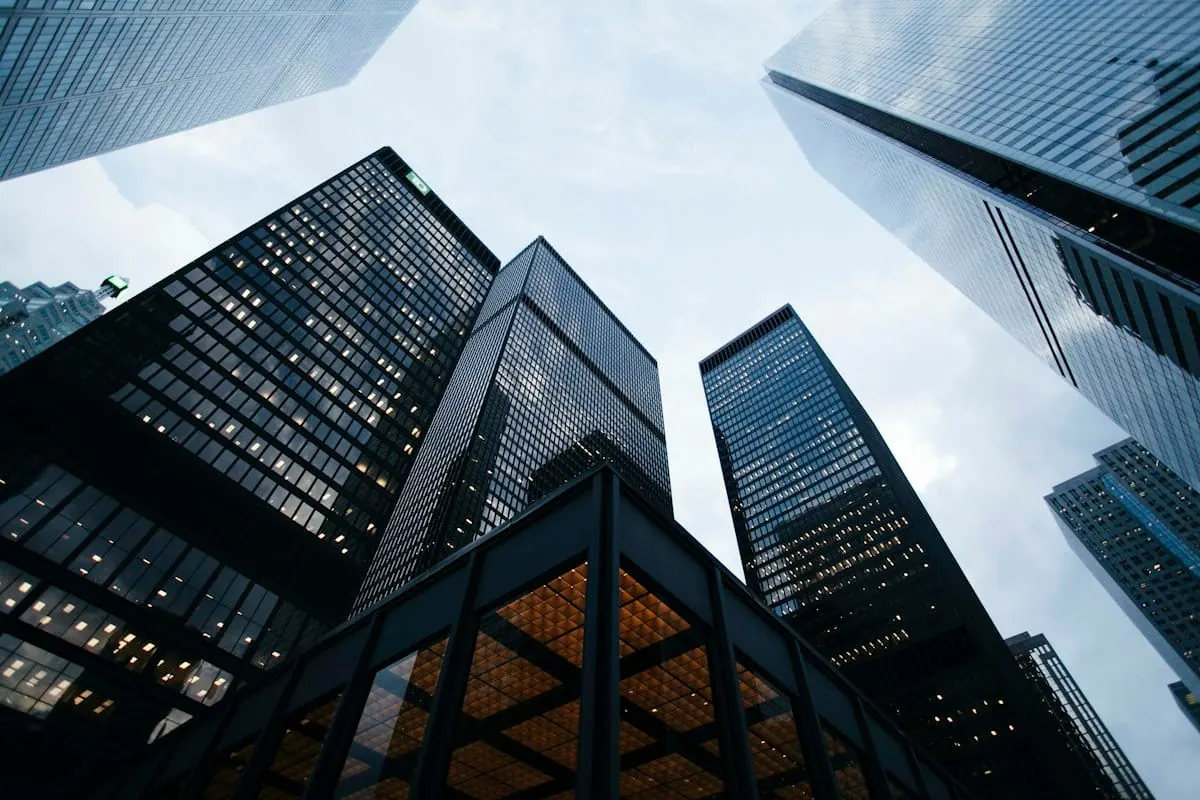 Edifício financeiro corporativo moderno representando a regulação oficial do mercado de seguros pela SUSEP
