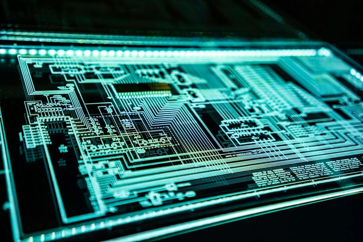 Sala de servidores e infraestrutura de tecnologia protegida com protocolo de cibersegurança e seguro contra ransomware