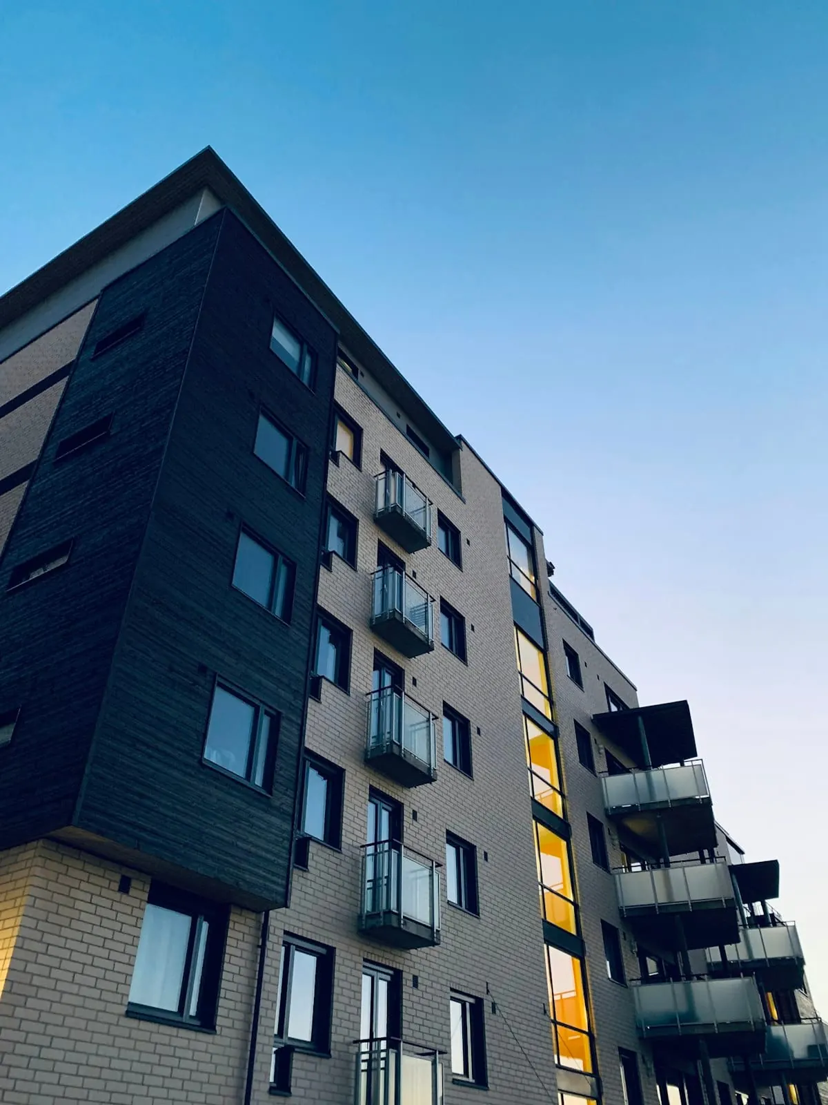 Edifícios residenciais modernos e condomínio protegido por seguro predial obrigatório homologado pela SUSEP