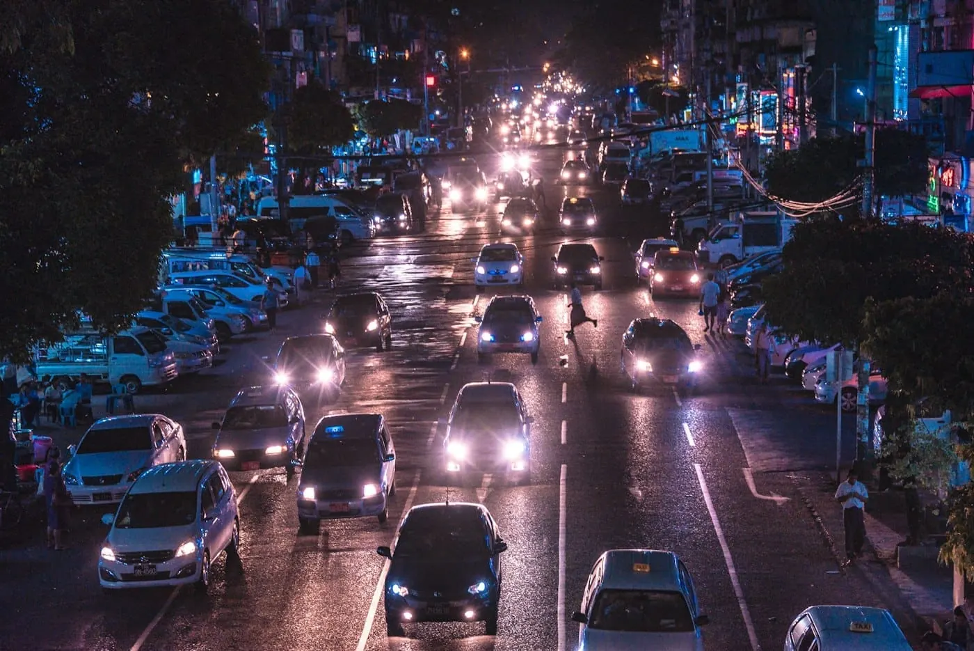 Trânsito em avenida movimentada com automóveis protegidos por seguro contra terceiros RCF-V