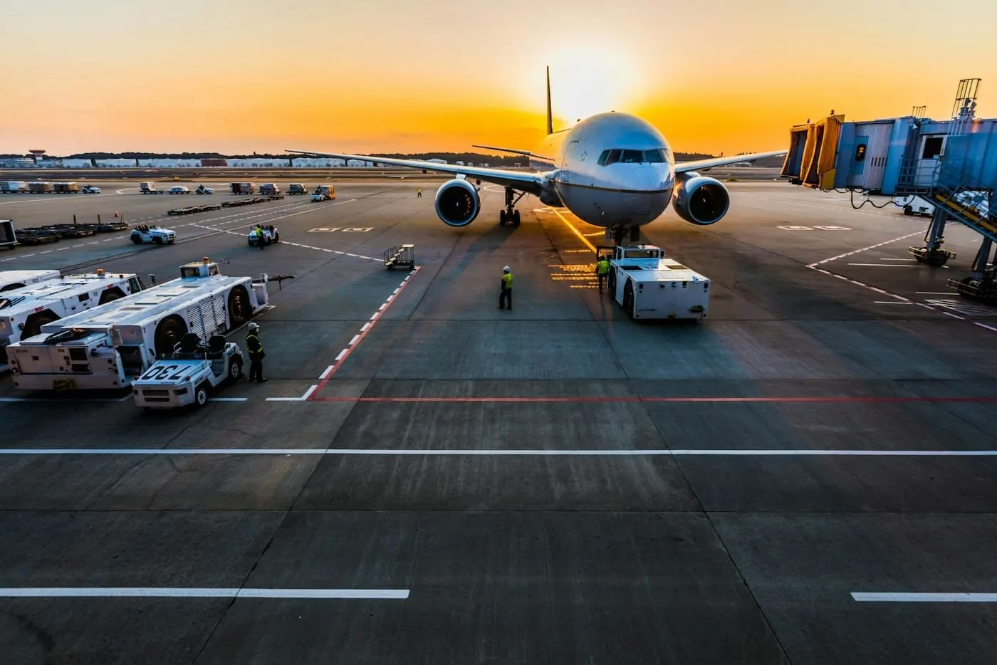 Viajante com mala de viagem no saguão do aeroporto com seguro viagem nacional e internacional