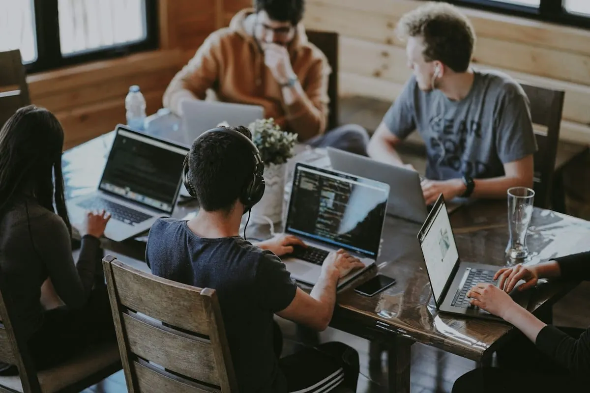Equipe de jovens estagiários e colaboradores em ambiente corporativo moderno com seguro obrigatório ativo
