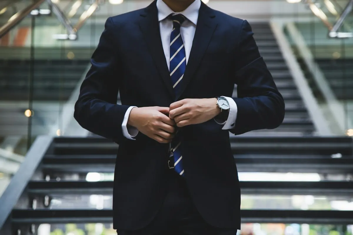 Executivo em frente a complexo empresarial corporativo moderno representando a comparação entre Zurich, Sompo e Bradesco